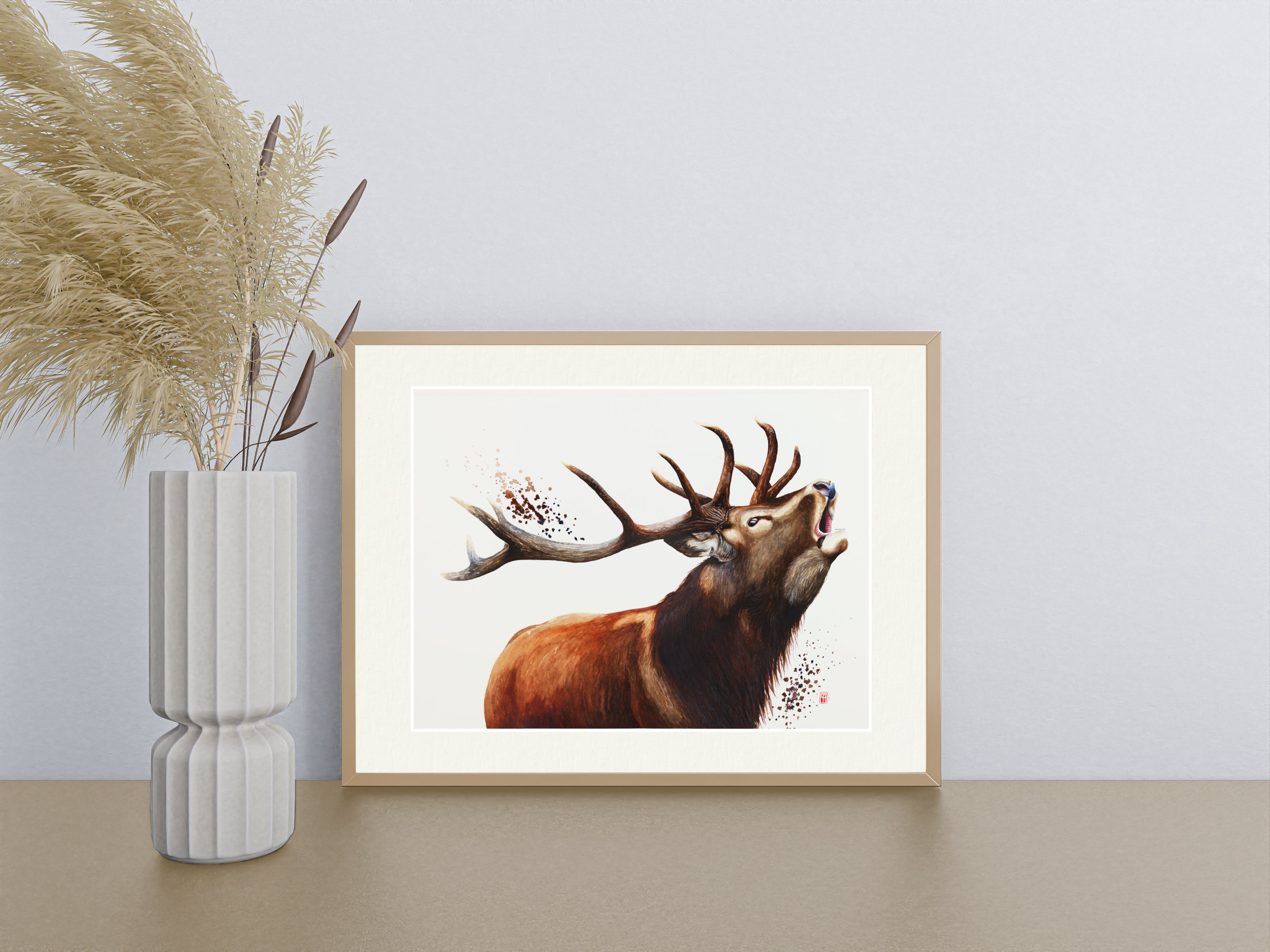Handgemaltes Aquarell eines röhrenden Rothirsches (Cervus elaphus) in der Brunftzeit, mit erhobenem Kopf und gespannter Brust in warmer Naturton-Palette vor angedeutetem Hintergrund – Symbol für Wildnis, Stärke und Revierverhalten.